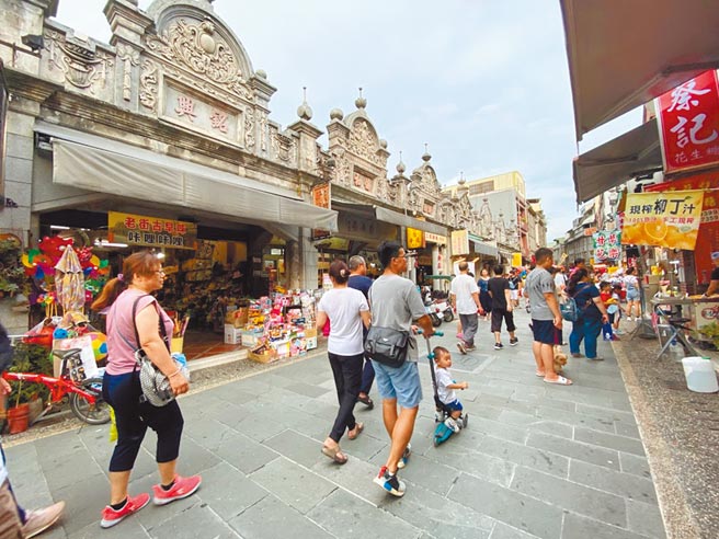 桃园为振兴观光，推出「就是爱桃园，住宿享优惠」方案，3月22日至4月30日入住桃园合法旅宿，每房每晚最高补贴1000元，每人可补助2次，周六和连假不适用，图为大溪老街。（蔡依珍摄）