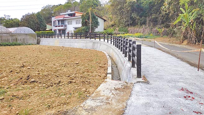 苗栗縣大湖鄉的義和開閉所，聯外道路「盛興道」狹窄又崎嶇，台電去年委託大湖鄉公所改善農路，第1期工程近日驗收，已改善其中2處彎道並拓寬路面，增設欄杆及改善排水設施。（大湖鄉公所提供／巫靜婷苗栗傳真）