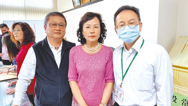 台南市后壁区农会10日举行理事会，过程中因发生选票污损事件，两派人选票数相同，抽籤结果由挑战派前总干事萧丽姿（右二）中籤，当选新任理事长。（庄曜聪摄）