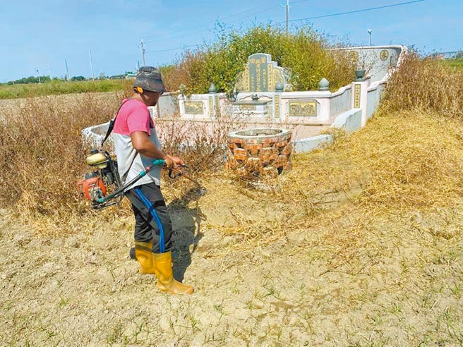 嘉义县朴子市整理墓地服务业者李文翔说，最高纪录曾1天清理6座墓地。（李文翔提供／张毓翎嘉义传真）