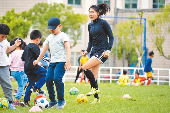 因疫情返台的陈思洁，近1年来为台东足球运动，注入清新活水。（庄哲权摄）