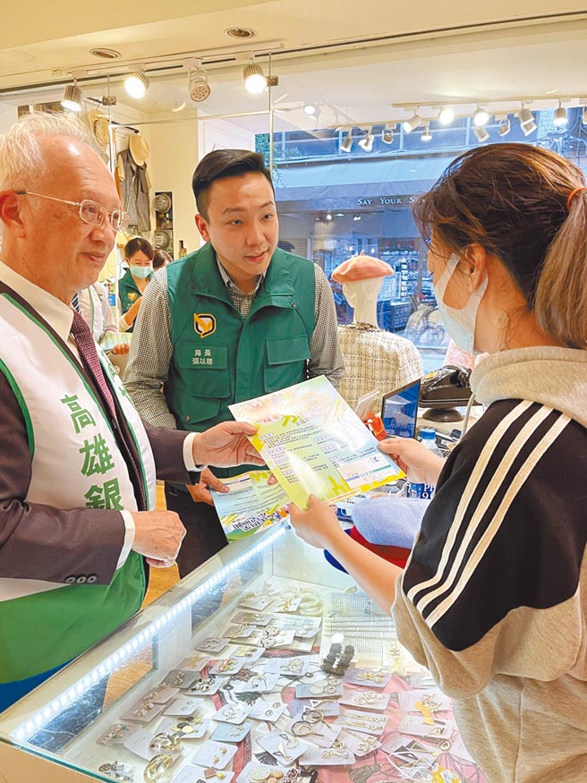 高雄市青年局长张以理（中）与高雄银行董事长董瑞斌（左）日前向店家说明青创贷款申请方式等相关内容。（青年局提供／林瑞益高雄传真）