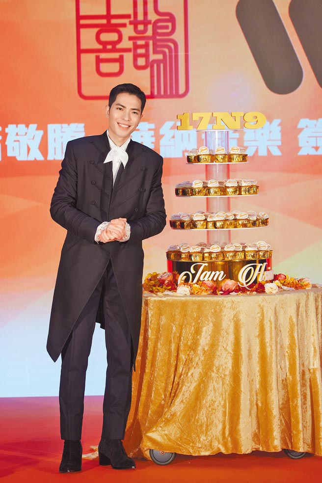 蕭敬騰昨續約記者會現場宛如「世紀婚禮」，氣勢十足。（華納音樂提供）