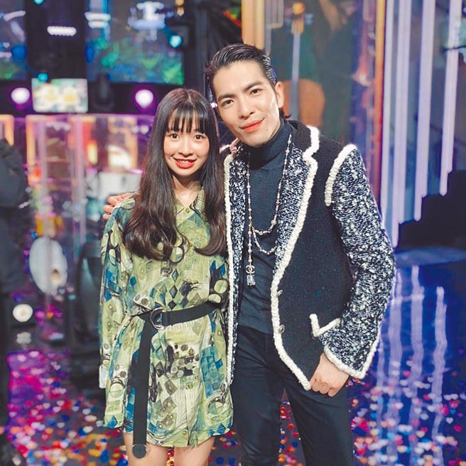 蕭敬騰（右）擔任《聲林之王》節目導師，曾與莊凌芸合照。（摘自IG）