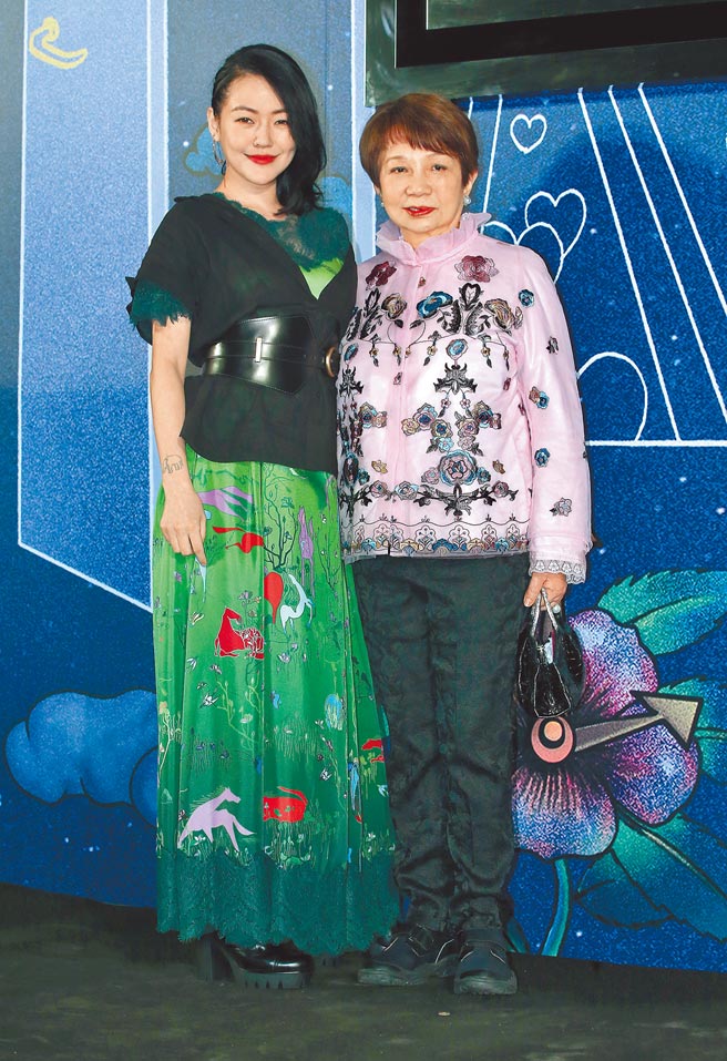 小S找婆婆一起看夏姿．陈2021秋冬系列，挑选服装送婆婆当母亲节礼物。（粘耿豪摄）