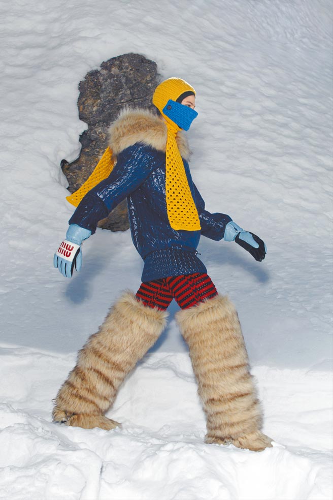 强烈的顏色、人造皮草与羽绒服装，点出了本季秋冬作品中强调的机能性。（Miu Miu提供）