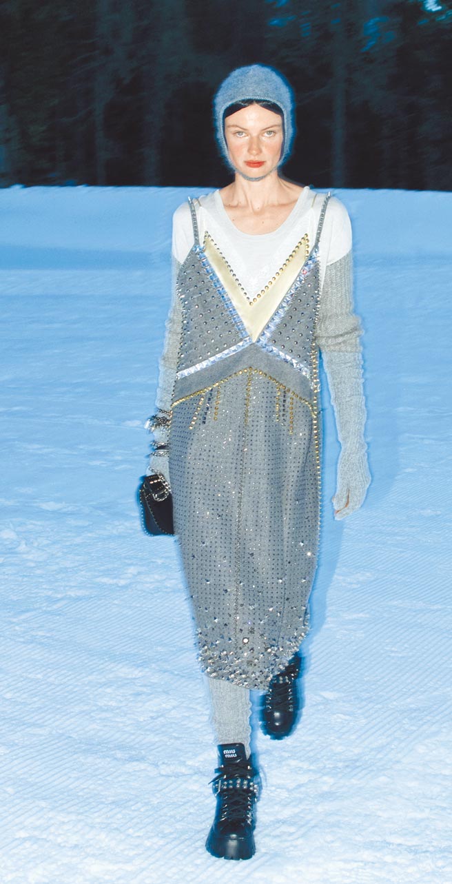 如丝绸般透肤的布料应用，搭配上温暖梦幻的顏色，让服装呈现出一种强烈的对立性。（Miu Miu提供）