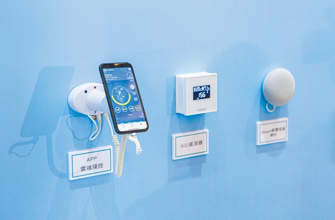 全新的日立空调家用尊荣系列新机，不仅可以专属「云端智慧控」APP与手机连结，更支援Google智慧音箱语音控制，配上全新的AQI感测器使用就更方便。（吴松翰摄）