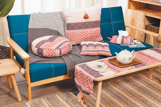 生活工场波西圆舞椅垫 ，优雅柔美的樱花粉色作为基底，再搭配几何多元线条，带出春天氛围。（生活工场提供）