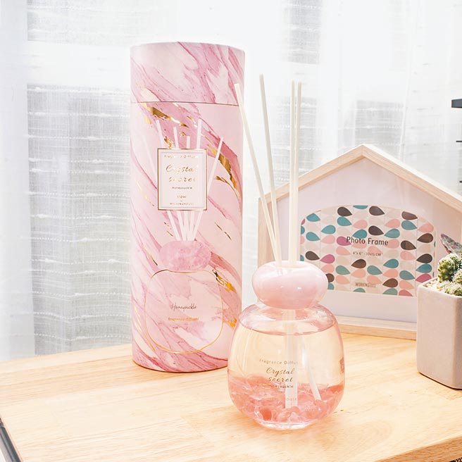 生活工场Crystal secret粉恋之心扩香组170ml ，淡雅花香调香氛，瓶中加入花瓣设计，復刻樱花树下的情境，（生活工场提供）