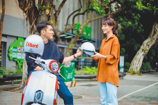 iRent在白色情人節活動期間，於汽機車裡隨機放置LINE MUSIC 14天免費試聽序號卡。（和雲行動服務提供）