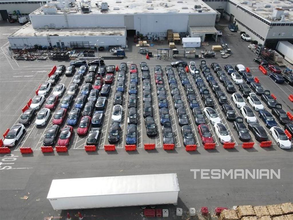 大批改款 Model S 集結加州工廠，準備衝刺第一季末交車