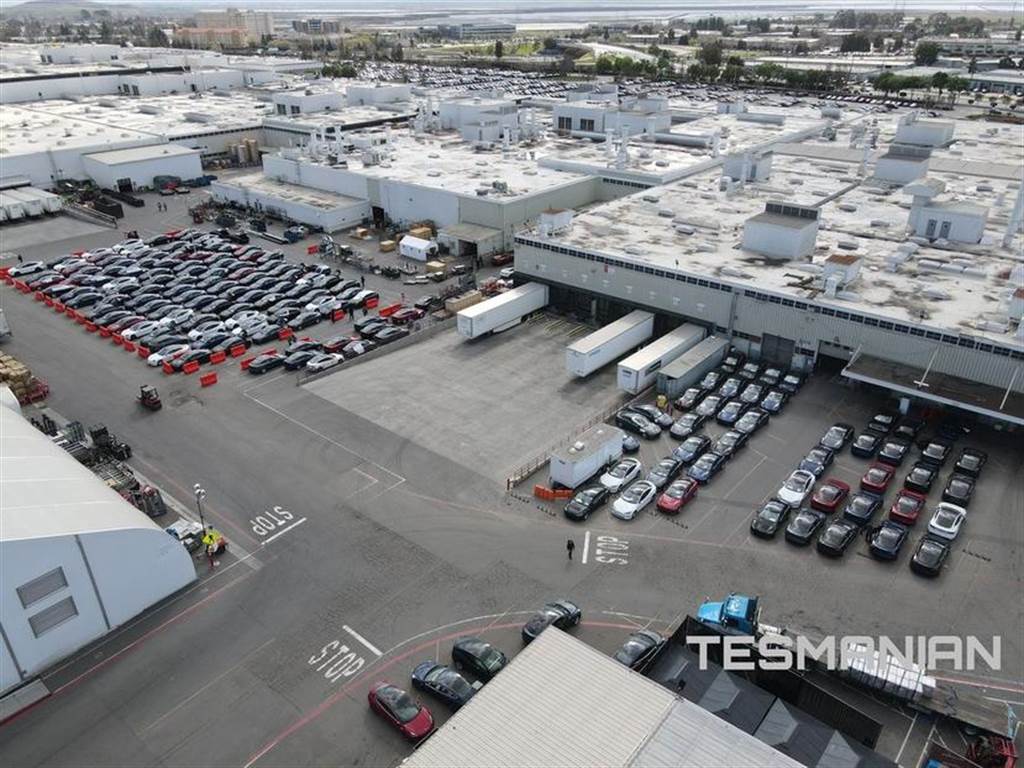 大批改款 Model S 集結加州工廠，準備衝刺第一季末交車