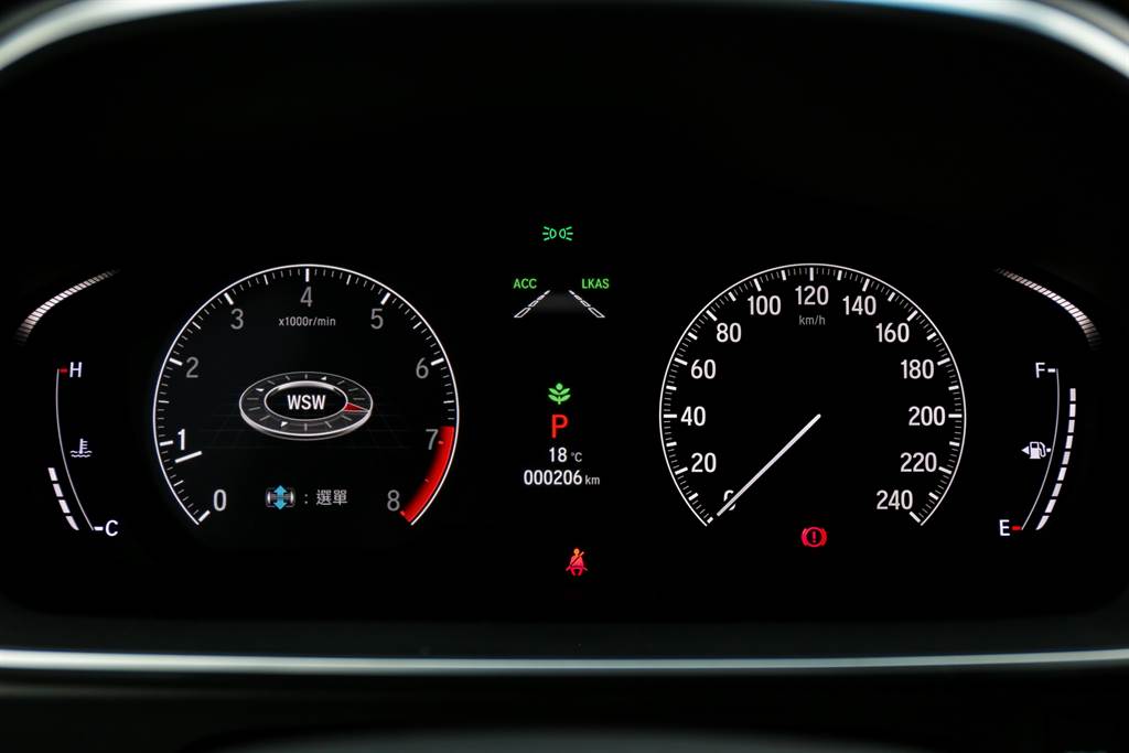 駕駛儀表改為7吋半數位儀表，右側時速表為傳統類比儀表，原先中央的3.5吋資訊幕加上左側的轉速表部分改為數位顯示，該螢幕解析度高使得轉速表看起來與類比儀表頗為接近。（陳彥文攝）