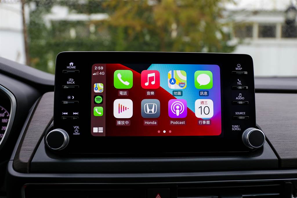 中央影音主機不只由7吋升級為8吋，並改為懸浮式螢幕，因應車壇趨勢也支援Apple CarPlay／Android Auto。（陳彥文攝）
