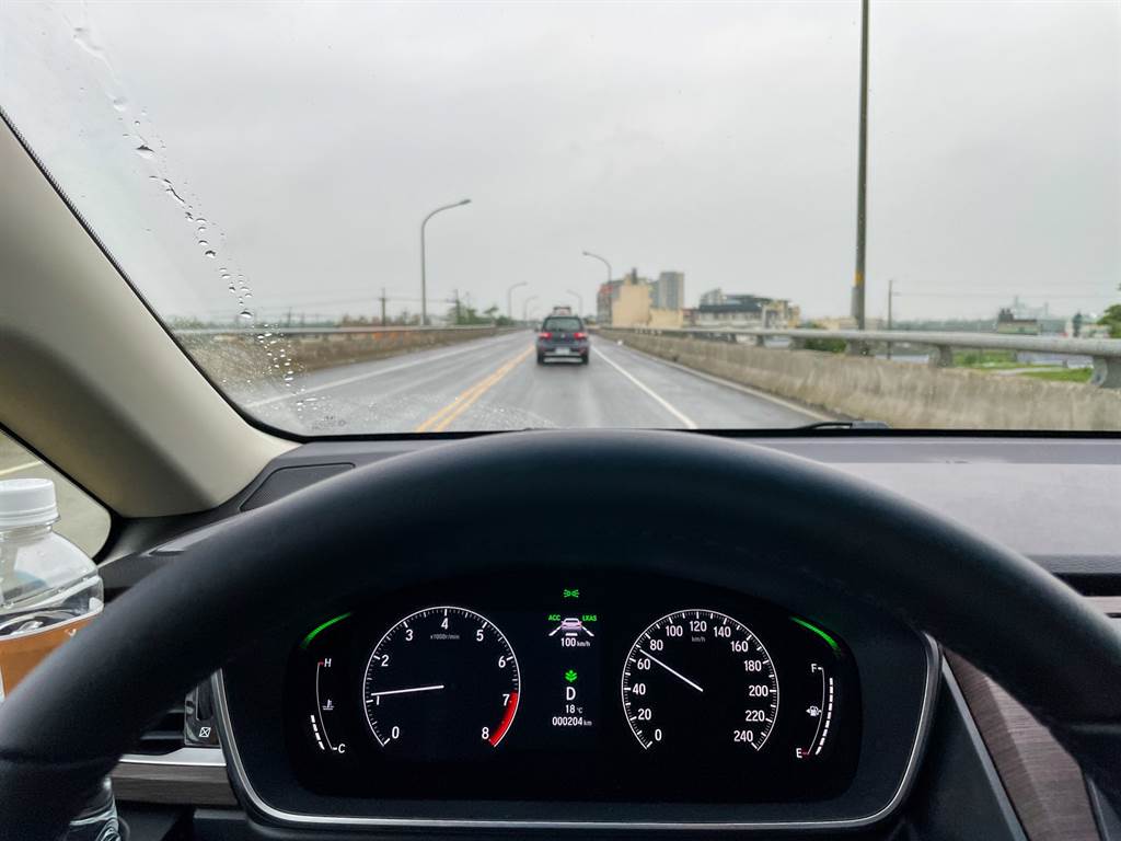 Honda Sensing的配備並未做更動，仍是維持非全速域ACC主動車距巡航搭配70km/h以上啟動的LKAS車道維持輔助、CMBS碰撞緩解煞車系統、FCW前方碰撞警示系統、LDW車道偏移警示系統與RDM道路偏移抑制系統等，試駕的登峰版另外具備車側盲點、360°環景攝影與自動停車輔助等安全配備。（陳彥文攝）