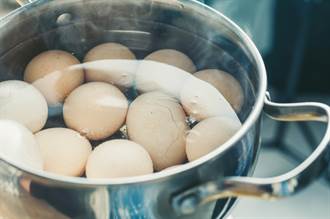 水煮蛋該用冷水或熱水？內行人曝技巧：香嫩好剝殼