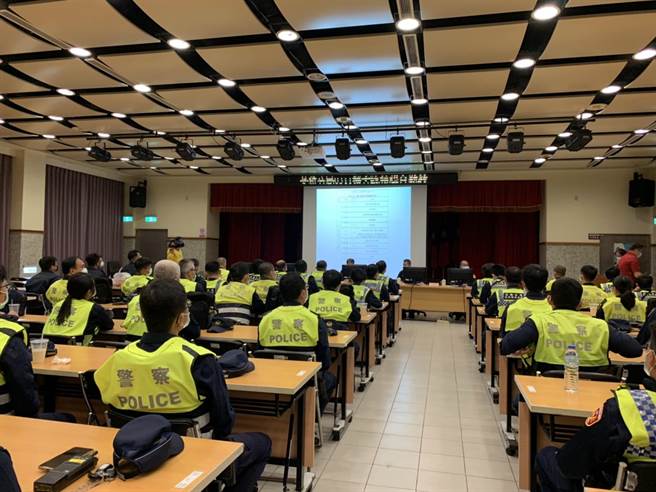 高巿警苓雅分局11日深夜執行擴大臨檢。（警方提供／曹明正高雄傳真）