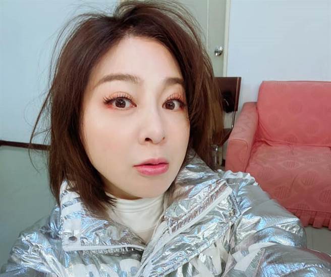 王彩桦常晒2个女儿的美照，自称是恋女的妈。（图／翻摄自脸书）