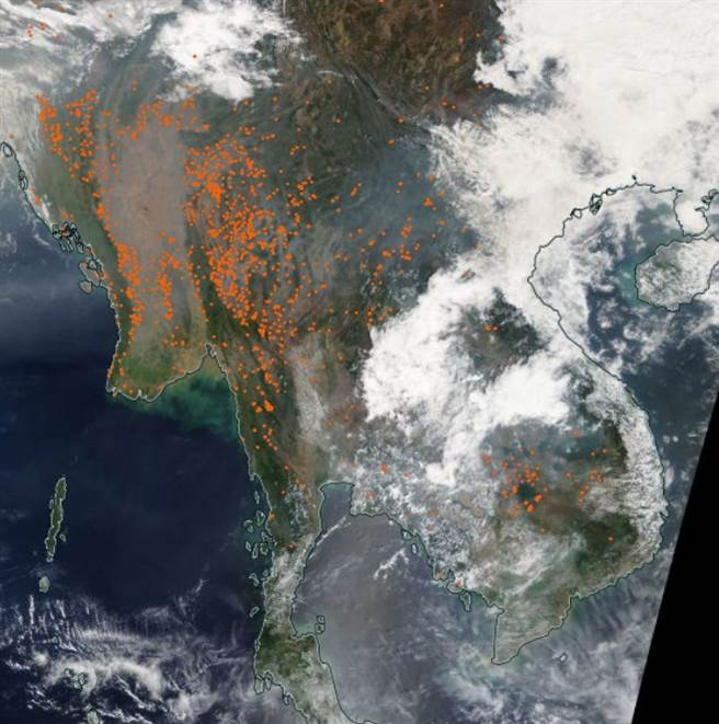 中南半岛卫星图上显示，缅甸与印度出现大量「火点」，为当地农民开始火耕之故。(图／郑明典脸书)
