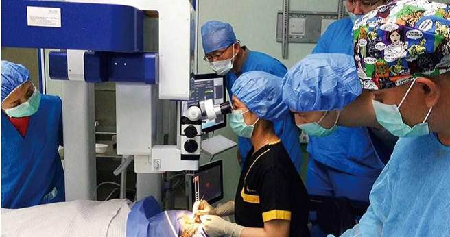 雷射手术已成为近视、老花、白内障等病患的治疗利器，图为马来西亚一家眼科诊所透过艾克夏仪器进行手术。（图／翻摄自艾克夏医疗仪器脸书）