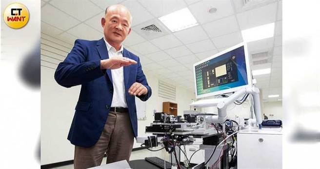 自交大光电所毕业后，艾克夏董事长黄承好就一直投入眼科医疗雷射研发，至今近30年。（图／黄威彬摄）