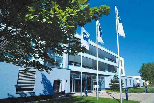 近30年来，德国蔡司（图）在近视雷射市场稳占龙头地位，随着艾克夏加入战局，市场也多了一种选择。（图／翻摄自蔡司官网）