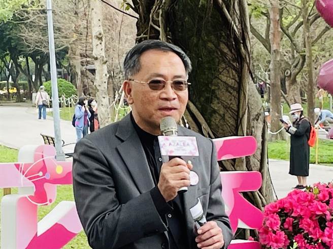 北市恒安关怀协会揭牌 蔡炳坤：12区将普设关怀社区。（吴康玮摄）