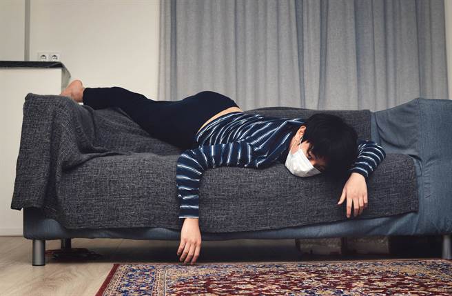 男同学控诉女友每晚跟他讲电话到天亮，但女方说不会停手，让他崩溃。(达志影像shutterstock提供)