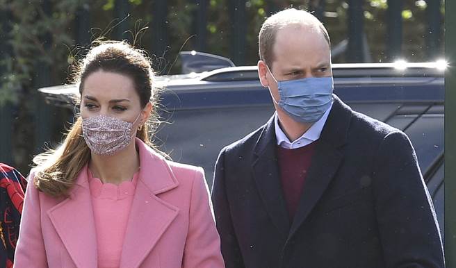 劍橋公爵夫婦威廉王子和凱特3月11日公開露面，造訪東倫敦的一所中學。（美聯社）