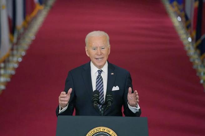 拜登在首场黄金演说中，矢言5月开放全美成年人接种疫苗、7月开放小型聚会。(图/美联社)