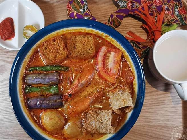 海鲜咖哩叻沙。(洪书瑱摄)