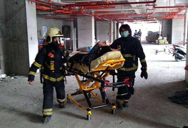 建築工人疑因吸入不明氣體導致身體不適，警消協助送醫。(屏東消防隊提供)