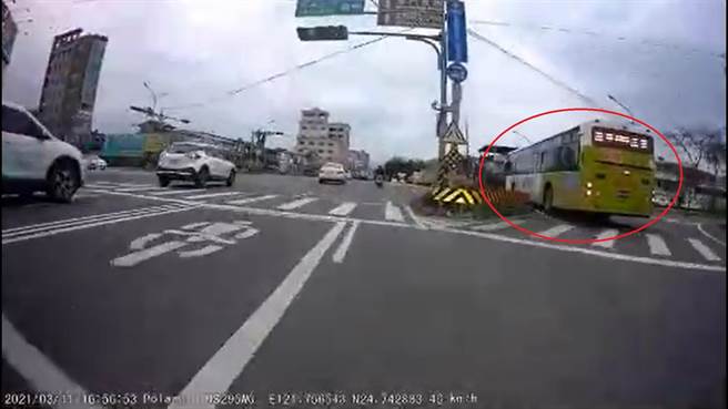 一輛宜蘭市區公車11日在宜蘭市中山路任意切換車道行駛，有如將市區道路當賽車場，嚇壞路 人。（胡健森翻攝）