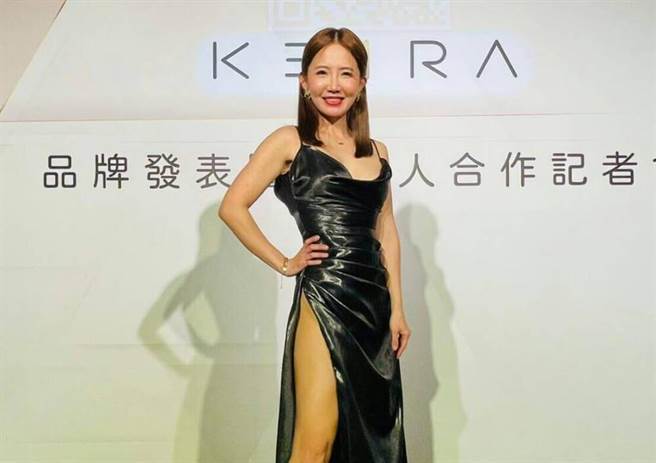 謝忻著低胸身Ｖ禮服出席品牌代言活動，代言價碼高達7位數。（圖/KEIRA提供）
