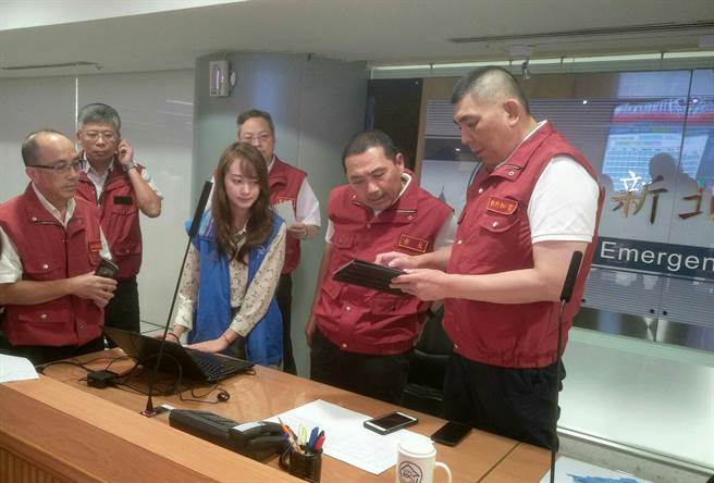 安心与信任 侯友宜跟着红背心现身。新北市长侯友宜（右2）。(图/中央社资料照)