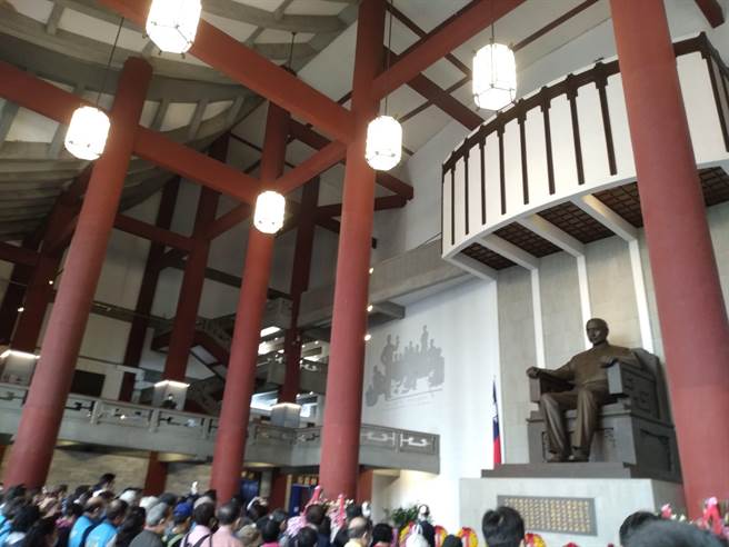 国民党于国父纪念馆向国父铜像致敬画面(记者季节摄)