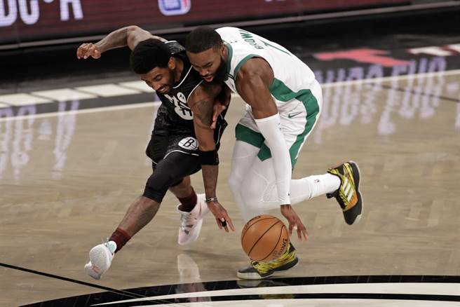 籃網後衛厄文(左)跟塞爾提克後衛傑倫布朗互不相讓爭球。(美聯社)