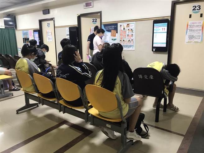 东港高中惊传学生疑似集体食物中毒，学生呕吐又腹泻。（谢佳潾摄）