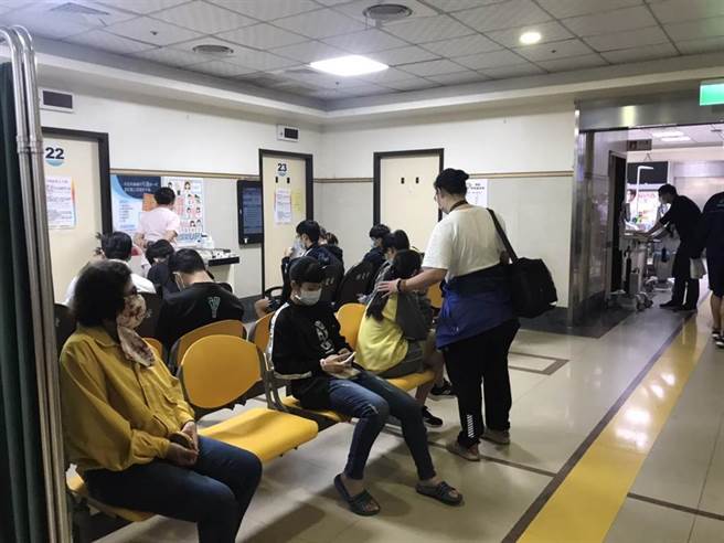 东港高中惊传学生疑似集体食物中毒，学生呕吐又腹泻、几乎躺满辅英医院急诊室。（谢佳潾摄）