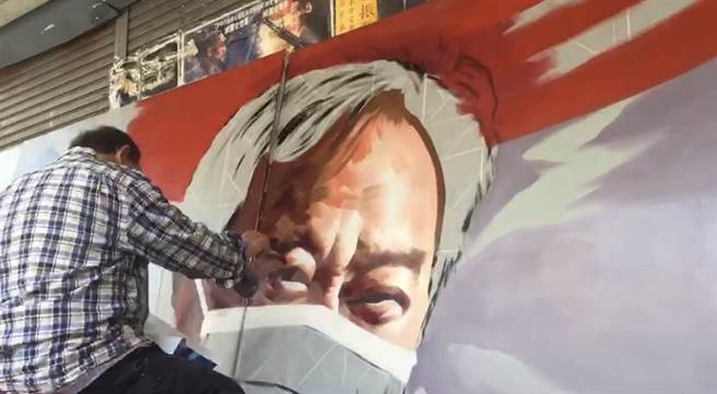 巨大《全球抗疫》手繪看板由國寶級電影手繪看板大師顏振發繪製。(曹婷婷攝)