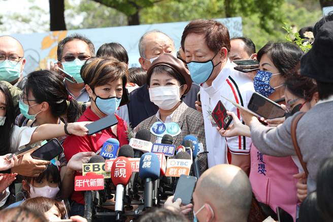 台中市水情進入紅燈緊急，是否規劃實施供5停2，市長盧秀燕表示將配合中央。（陳淑娥攝）