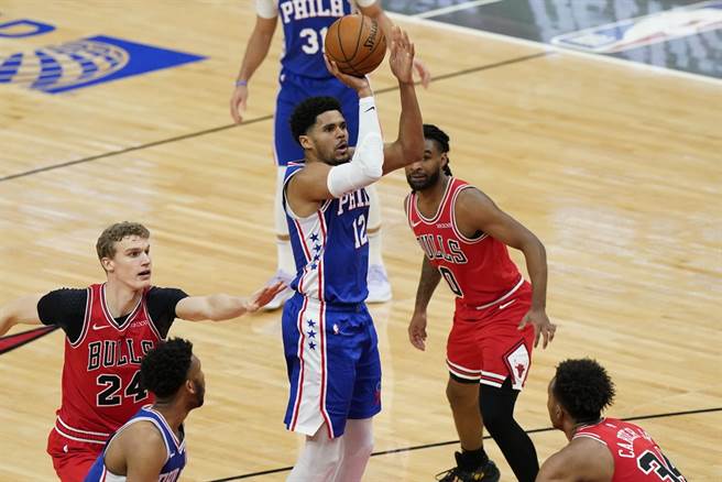 七六人前鋒托必亞斯哈里斯在包夾當中起身跳投。(美聯社)