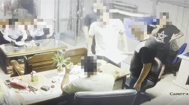 新竹縣「三光幫」44歲吳姓角頭疑因替工程行下包商追討債務，日前率眾向曾姓被害人催討178萬元，更以鐵鎚毆打等方式恐嚇。（翻攝）