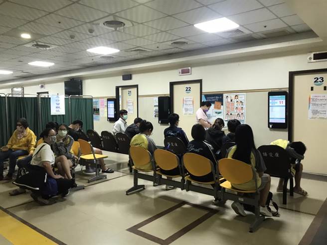 東港高中驚傳學生疑似集體食物中毒，學生嘔吐又腹瀉、幾乎躺滿輔英醫院急診室。（謝佳潾攝）