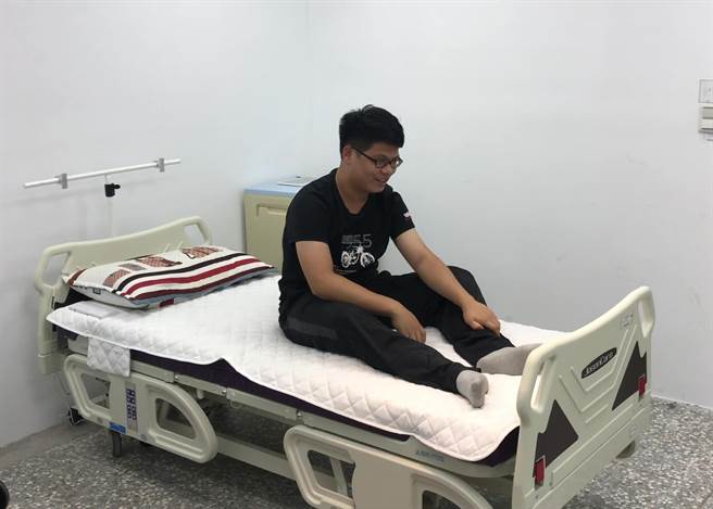 弘光资工系学生研发防跌倒即时影像辨识照护系统，把讯息传送到手机。（陈淑娥摄）