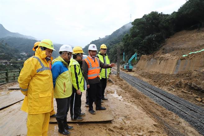 台铁清查全台边坡，查出24处不稳定路段，交通部长林佳龙（右2）指示台铁列管。（交通部提供／陈佑诚传真）