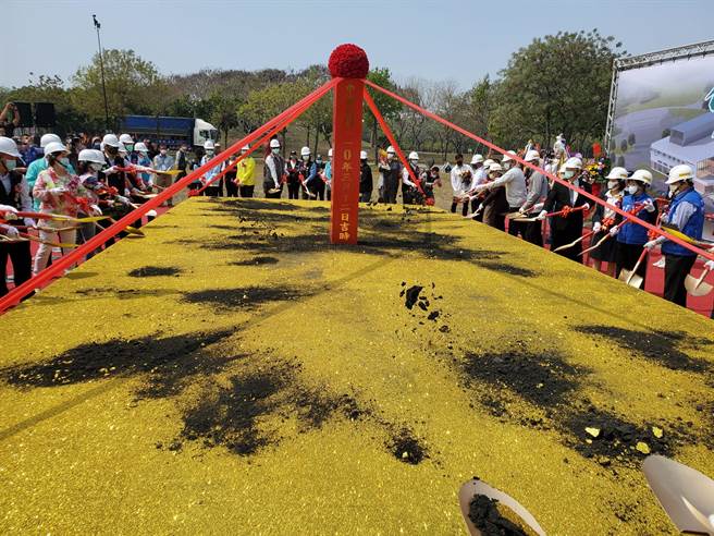 布袋戏大师黄俊雄、锺任梁、廖文和团长、廖昭堂团长、已故黄海岱大师五子黄逢时、霹雳国际多媒体副董事长黄文择等人，与县长张丽善、县议会议长沈宗隆共同执铲动土。（周丽兰摄）