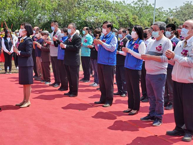 动工前祝祷。（周丽兰摄）