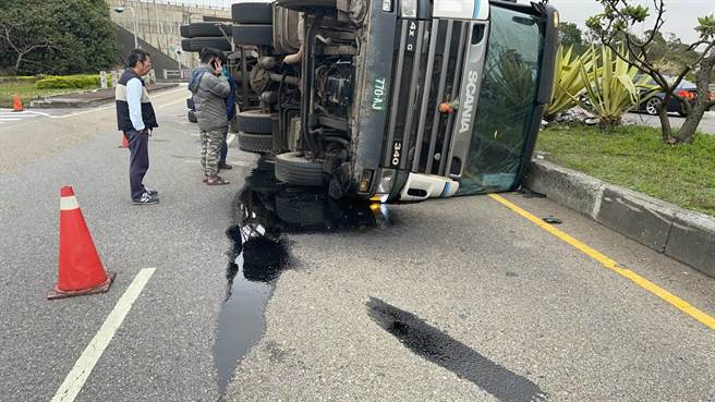 国3竹南交流道联接台1己路口发生多起重车转弯不慎翻覆事故。（苗栗县警局提供／谢明俊苗栗传真）